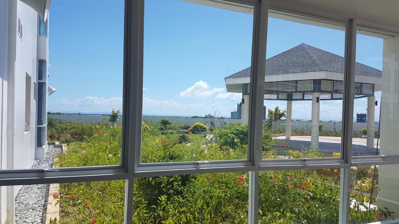 Mactan Newtown Condo With Garden And Ocean View 8Newtown Blvd Мактан Екстер'єр фото